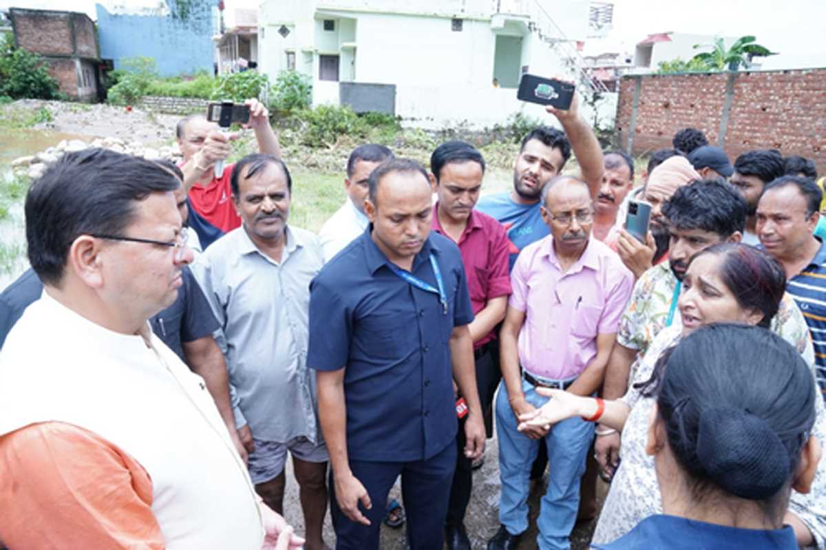 भारी बारिश के बाद सड़कों का निरीक्षण करने निकले सीएम पुष्कर सिंह धामी